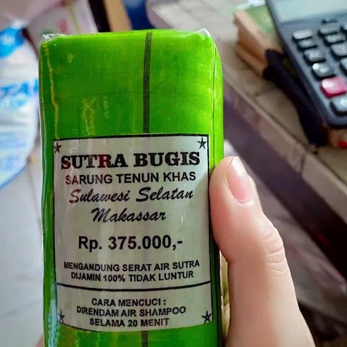 SARUNG TENUN TRADISIONAL